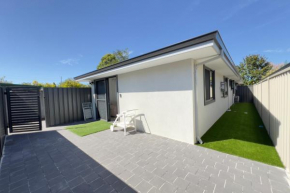 B2-Spacious 2B1BHouse nr airport backyard&carparking
